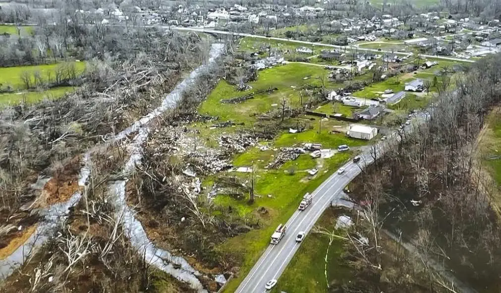 daños causados por un tornado que azotó el sureste de Missouri el miércoles 5 de abril de 2023. (Patrulla de Caminos de Missouri vía AP)