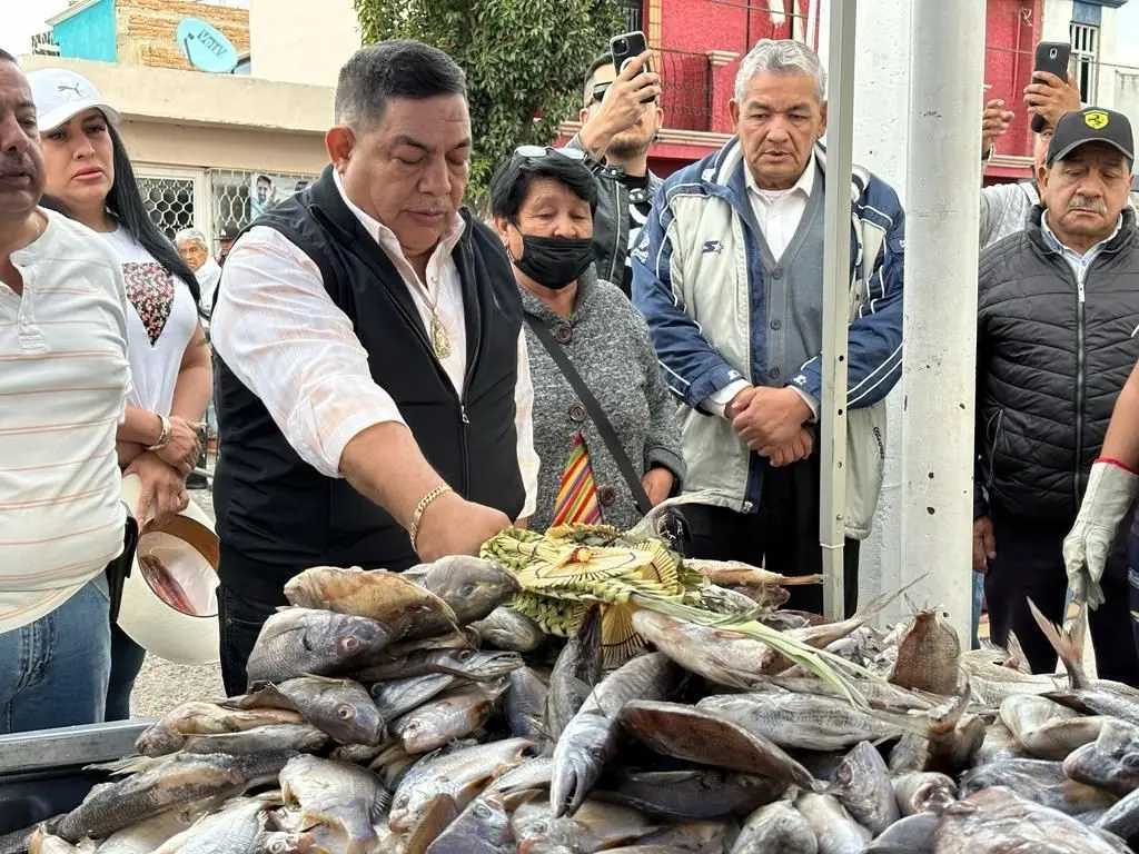 Fueron en total 15 pescados por familia, un kilo de tortillas y nopalitos y a los niños aguinaldos, juguetes y dinero en efectivo. Foto: Jesús Carrillo