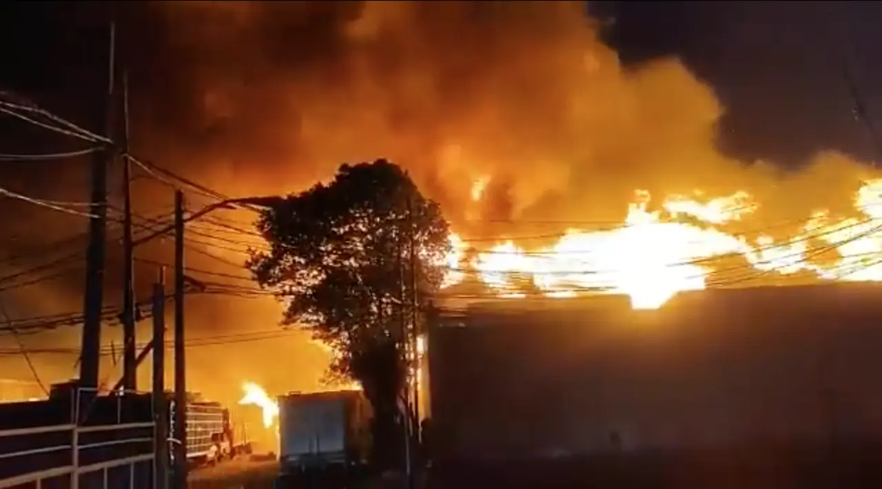 Los hechos se registraron en la bodega de tarimas y cajas de madera ubicada sobre el Eje 5 Sur y la avenida Javier Rojo Gómez. Foto: Captura de pantalla