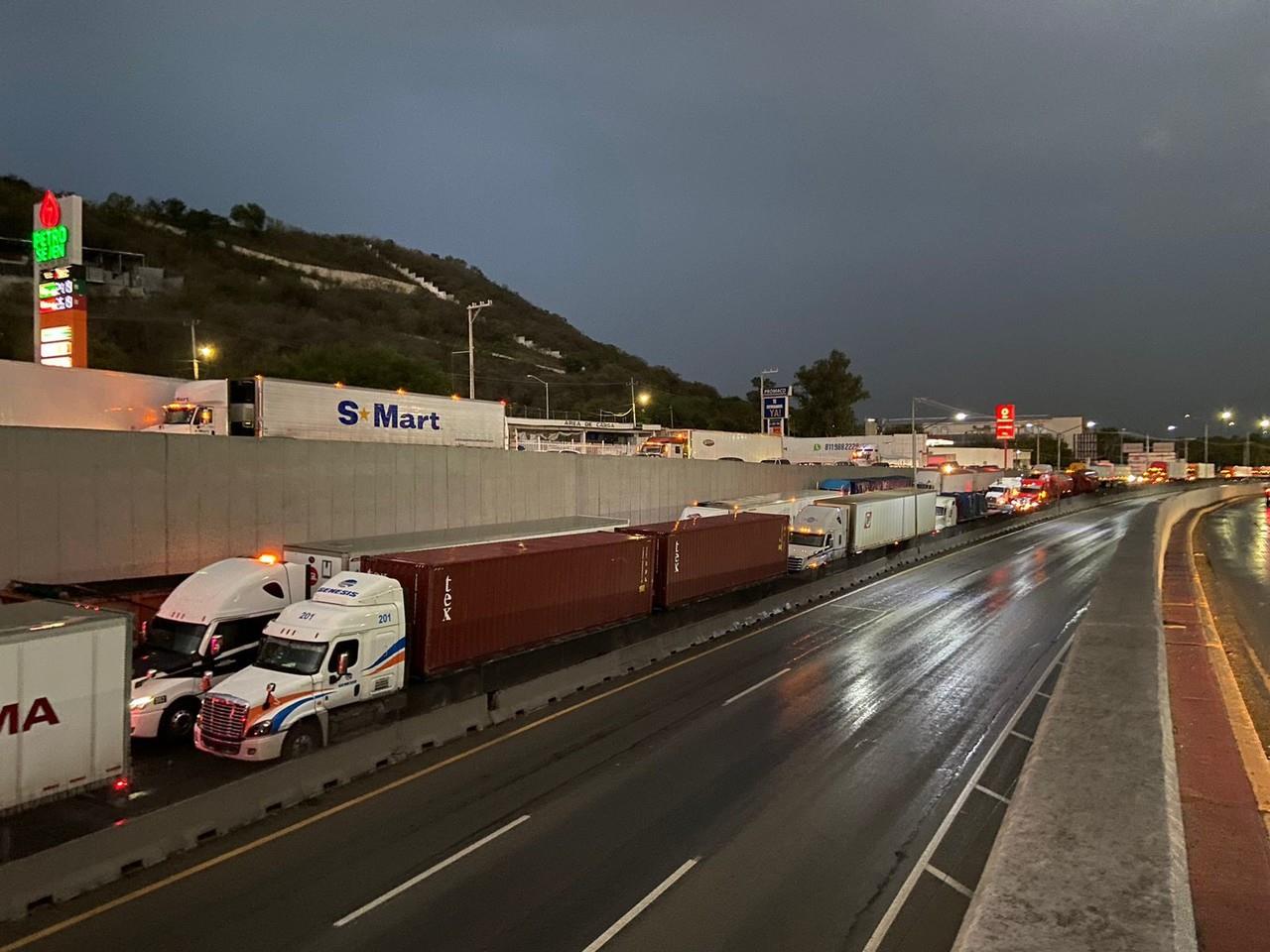 El aparatoso accidente provocó el cierre de los carriles de norte a sur cerrados en la Carretera Nacional. Foto: David Dorantes.