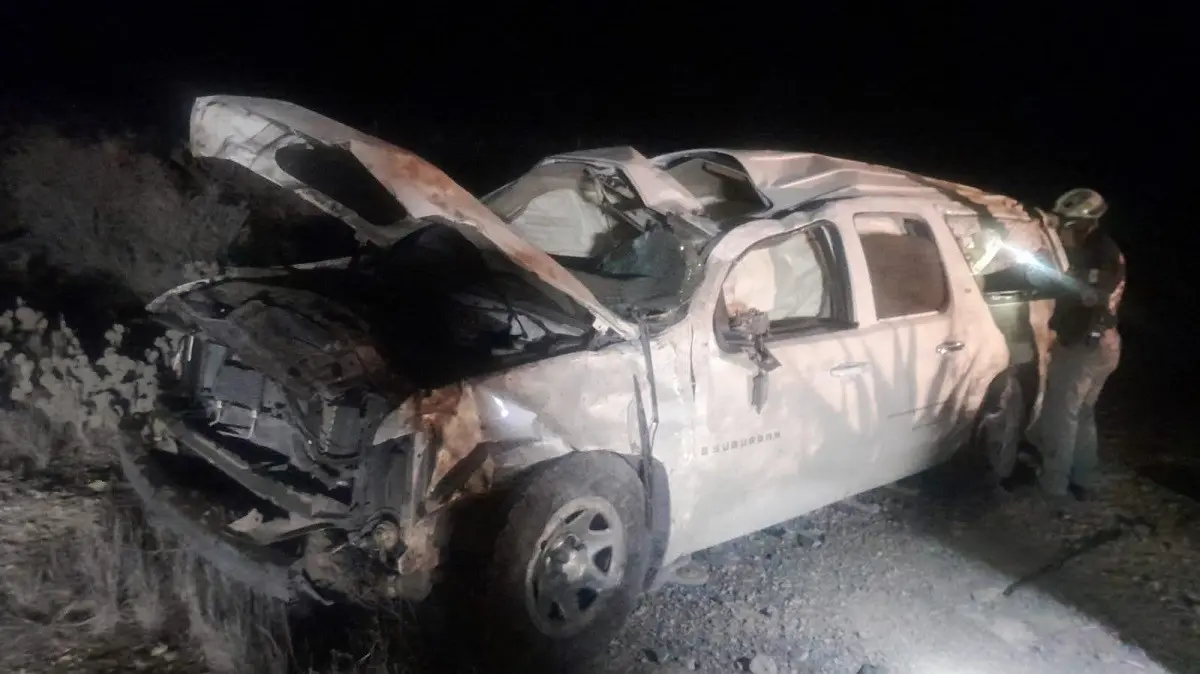 Al menos una persona murió tras una volcadura en la carretera a Monclova, en el municipio de Mina, Nuevo León. Foto: Facebook Protección Civil Nuevo León