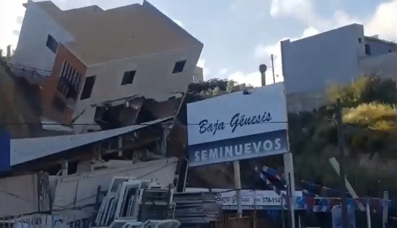 La inestabilidad del terreno y la falta de regulación en construcciones dejó a varias familias sin hogar; las lluvias terminaron con una historia de mala planificación. Foto: Twitter @edificiotijuana