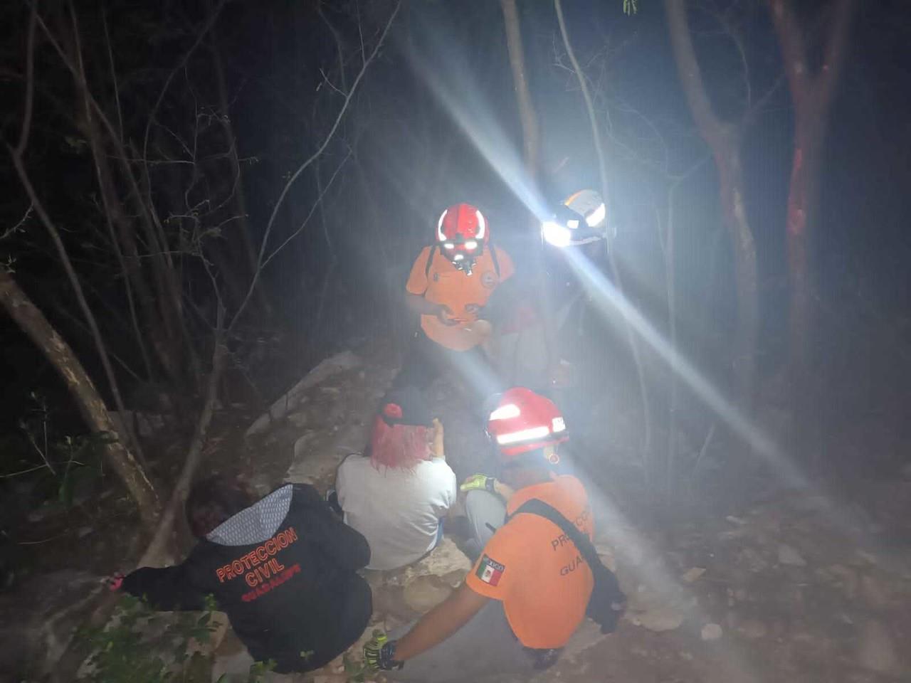 Algunos de los senderistas presentaron síntomas de deshidratación por lo que se les brindó agua y posteriormente se retiraron por su cuenta. Foto: Raymundo Elizalde.