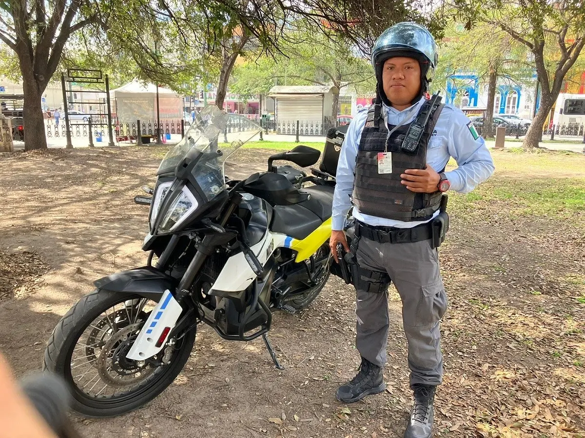 El oficial del grupo motorizado de la Policía de Monterrey, Orlando González Sánchez, salvó a una familia de patitos. Foto: Cynthia Pardo