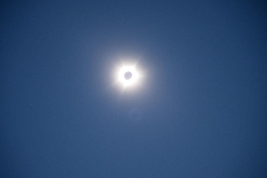 Bajo un cielo despejado, unos 20.000 cazadores de eclipses asistieron a un inusual eclipse solar que sumió parte de la costa noroeste de Australia en una breve oscuridad en pleno día y hizo bajar las temperaturas. (Aaron Bunch/AAP Image via AP)