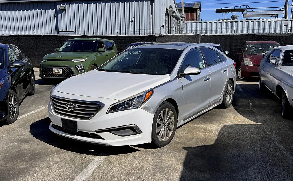 Un automóvil Hyundai en el estacionamiento de East Bay Tow Inc., donde el procurador general de California Rob Bonta realizó una conferencia de prensa, el jueves 20 de abril de 2023, en Berkeley, California. (AP Foto/Terry Chea)