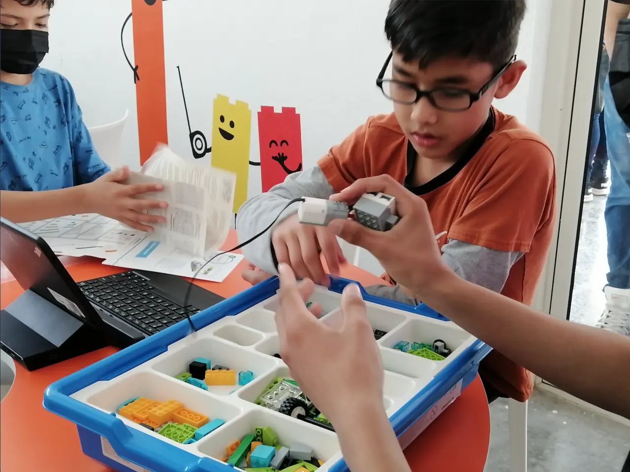 Las niñas y los niños que participen en los talleres podrán desarrollar sus capacidades de trabajo en equipo y aprender a través del juego. Foto: Pablo González