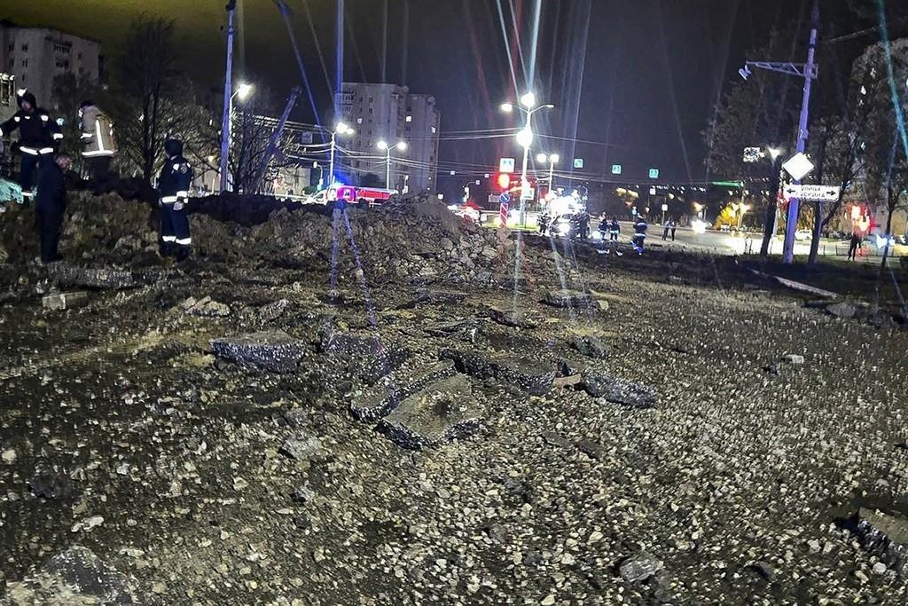 Esta foto difundida por el gobernador de la ciudad rusa de Belgorod, Vyacheslav Gladkov, muestra el enorme cráter que dejó la caída accidental de una poderosa bomba desde un avión de guerra ruso, el viernes 21 de abril de 2023. (Canal del gobernador de la 