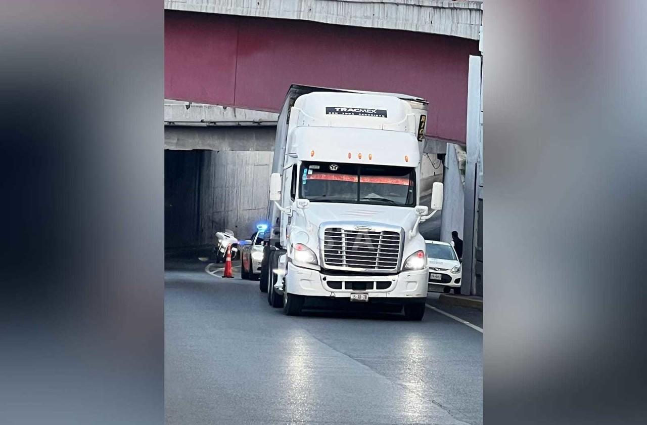 Aunque el conductor intentó salir del problema bajando las libras a sus llantas no fue posible avanzar. Foto: Raymundo Elizalde.