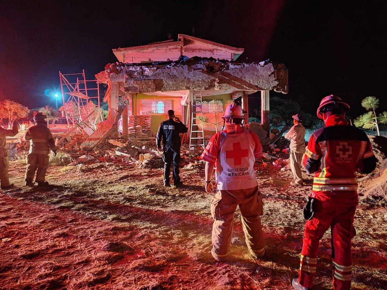 Al llegar los elementos de rescate al lugar, ninguno de los hombres tenía signos vitales, pues el peso de la edificación cayó de lleno sobre sus cuerpos. Foto: Luis Lozano