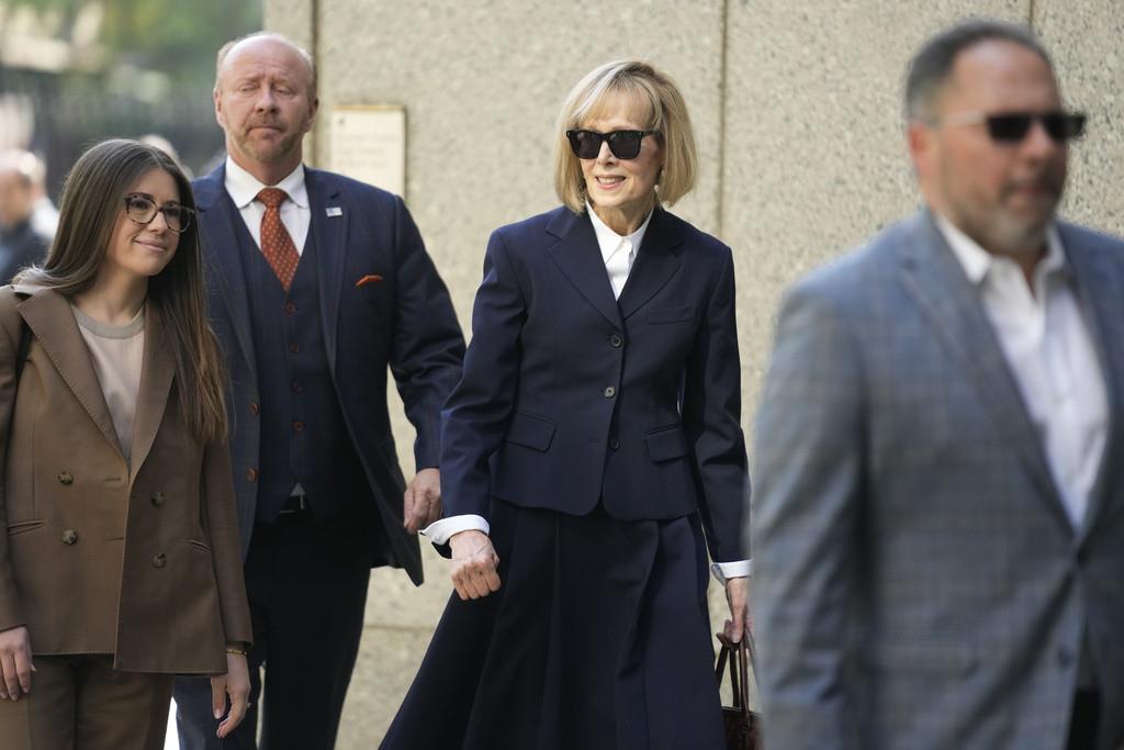 La excolumnista E. Jean Carroll, 2da derecha, arriba a la corte federal en Nueva York, miércoles 26 de abril de 2023, donde se ventila su demanda por violación contra el expresidente Donald Trump. (AP Foto/Seth Wenig)