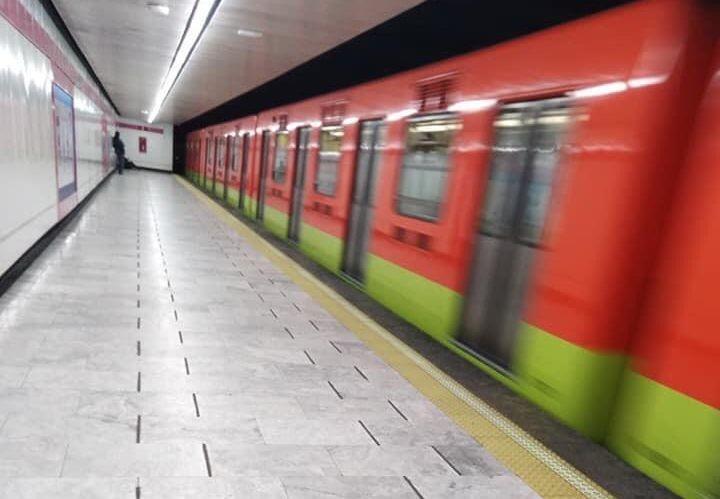 Crónica de la indiferencia en el metro capitalino. Foto: Miguel Hernández