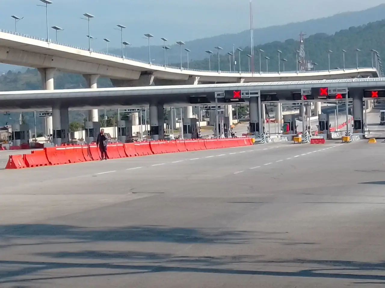 Desde el Centro Nacional de Control y los Centros Locales de Control se monitorea las 24 horas la red de autopistas y puentes operados por CAPUFE. Foto: Twitter/ @AlexCadena95