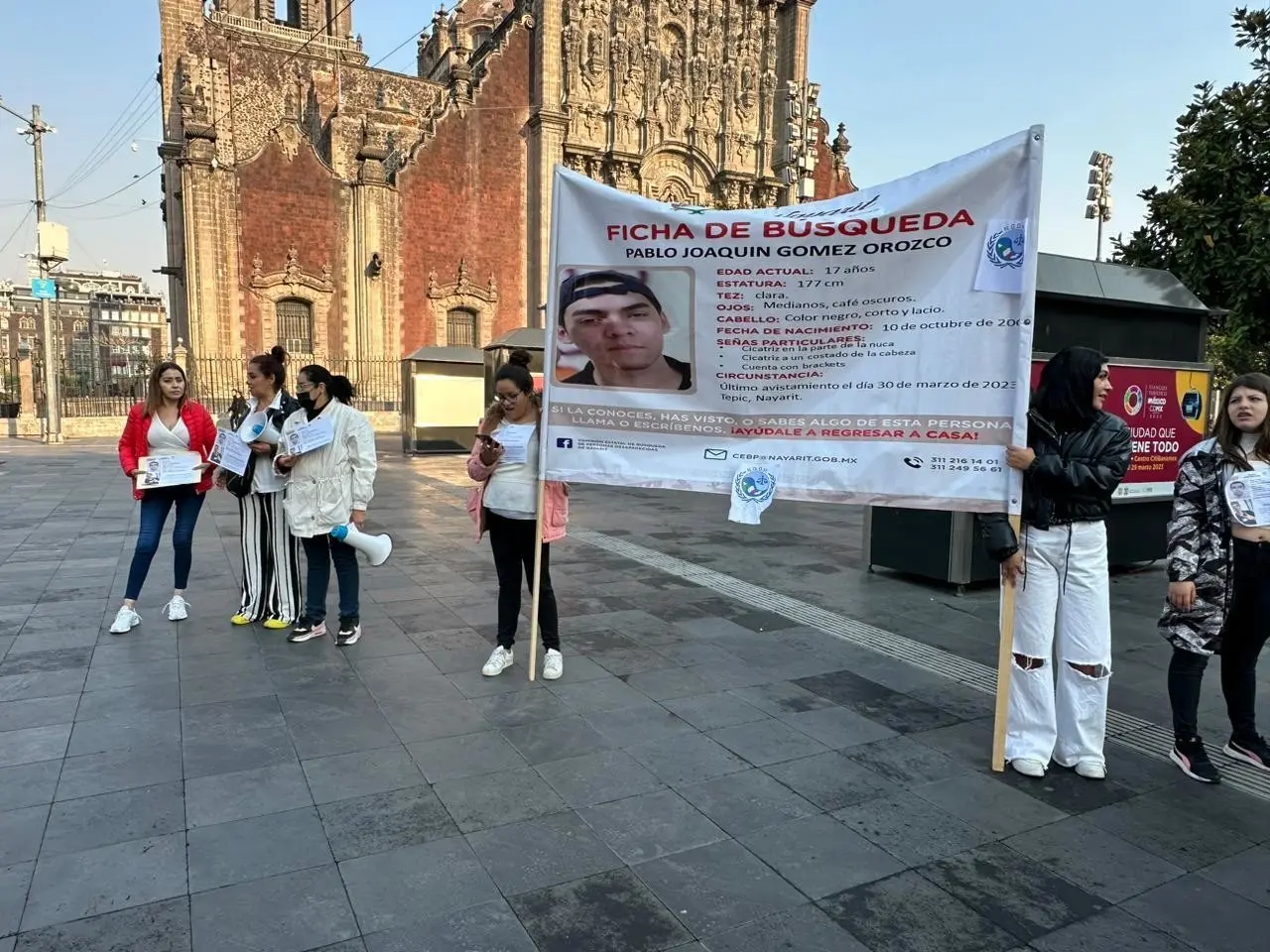 La familia acudió al Zócalo capitalino en dónde buscan ser atendidos por el propio Presidente con quién buscan solicitar audiencia directa para que se investigue la desaparición. Foto: Ramón Ramírez.