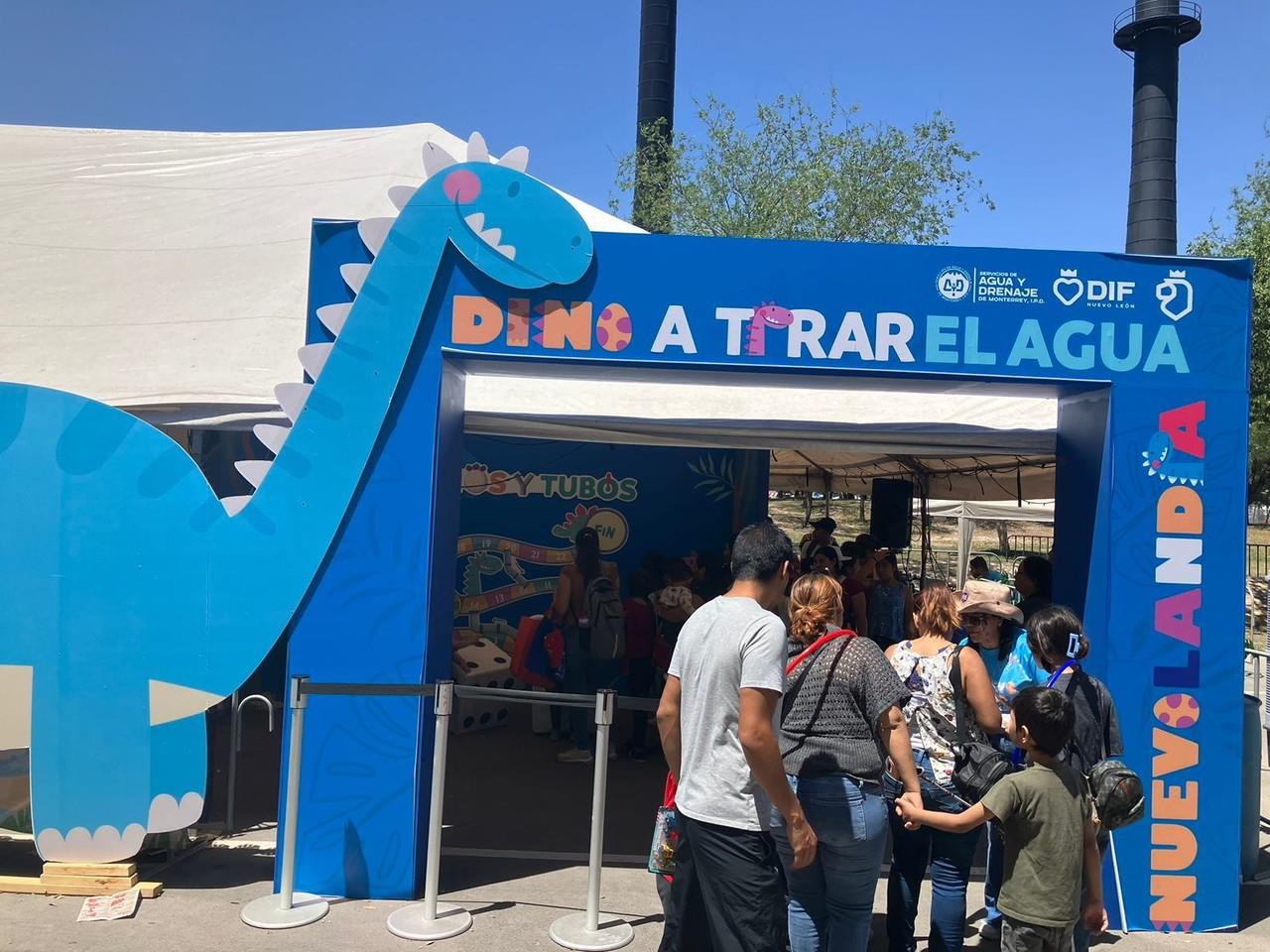 Servicios de Agua y Drenaje de Monterrey participa con su stand Dino a tirar el agua en Nuevolandia en el Parque Fundidora. Foto: Cynthia Pardo