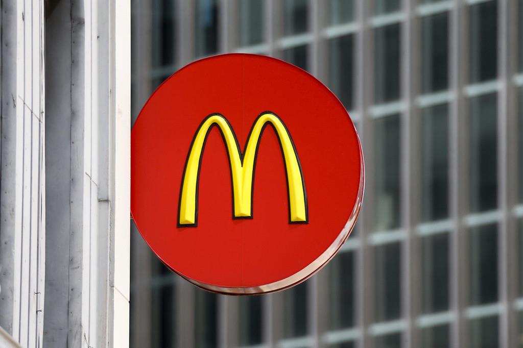 Un letrero de McDonalds en un restaurante del centro de Pittsburgh, el 24 de abril de 2017. (AP Foto/Keith Srakocic, Archivo)