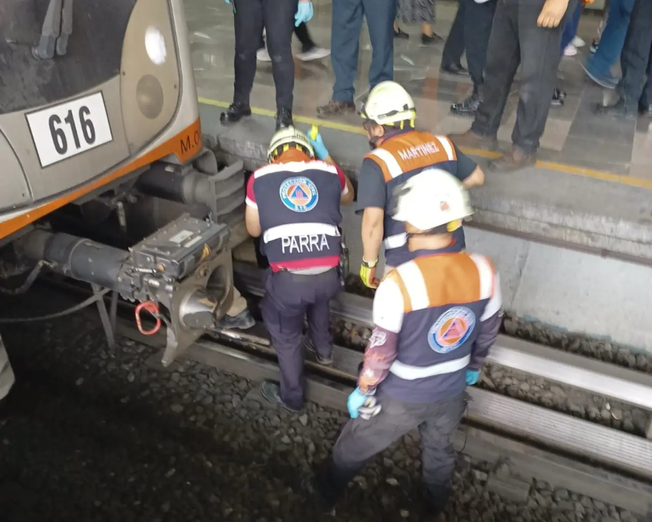 Joven mujer es arrollada por tren de Línea 2 en la estación Chabacano, vive para contarlo. Foto: Ramón Ramírez