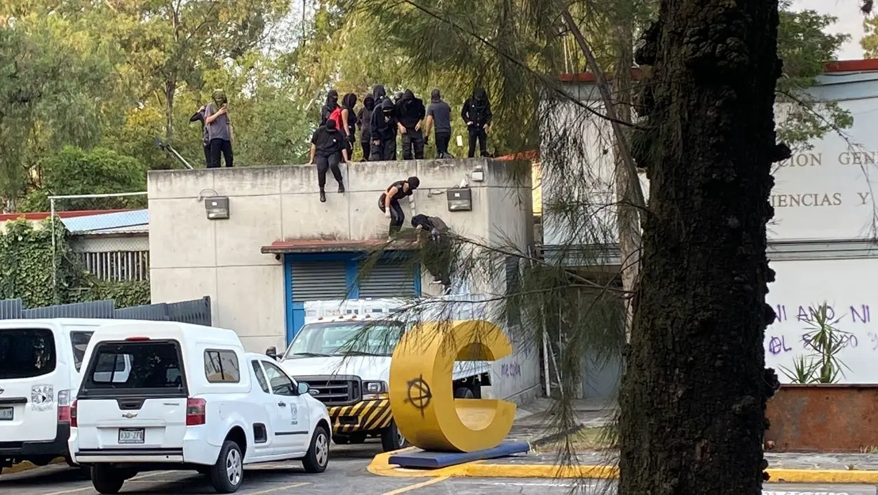 Protesta estudiantil en CCH: encapuchados vandalizan oficinas. Foto: Ramón Ramírez