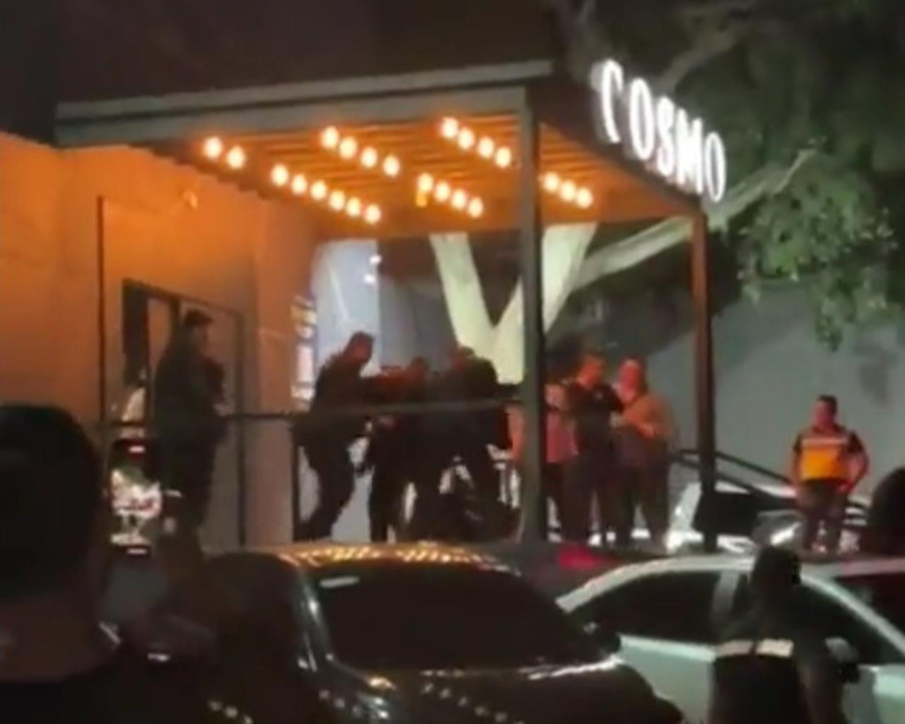 Violencia en Bar Cosmo: guardias de seguridad golpean a clientes. Foto: Captura de pantalla