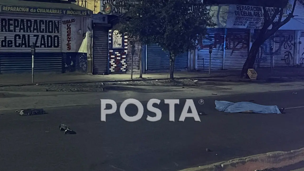 El conductor, presunto responsable del atropello huyó del lugar, dejando como pista una de las parrillas de de la defensa de su camioneta abandonada. Foto: Raymundo Elizalde.