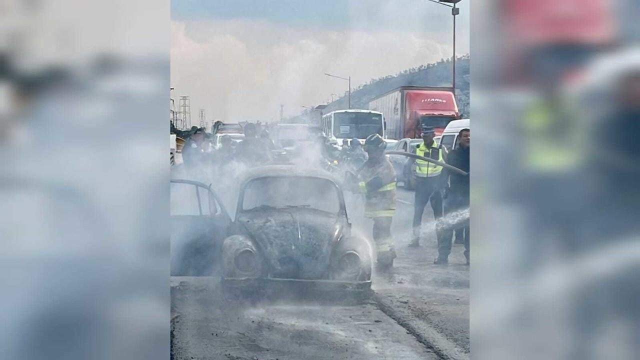 Arde vehículo en la autopista México-Pachuca en Ecatepec