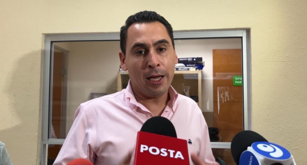 Luis Susarrey manifestó que no es posible que los usuarios sigan batallando con las distintas tarjetas. Foto: Armando Galicia