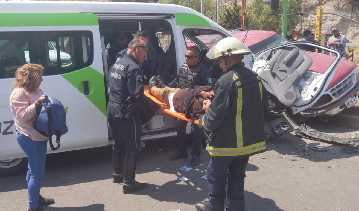 Una camioneta chocó contra una unidad del Tuzobús dejando como saldo 13 lesionados en Pachuca, Hidalgo. Foto: Especial