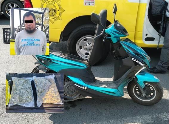 Un hombre que circulaba a exceso de velocidad en una motocicleta sin placas, fue detenido por oficiales de la Policía de Monterrey. Foto. Cortesía