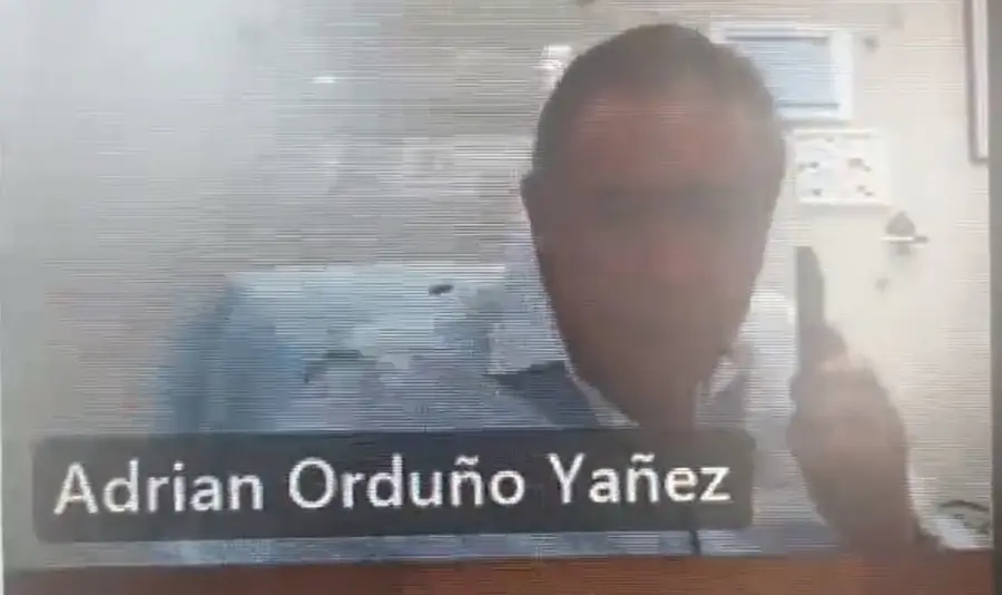 l clip de poco más de 1 minuto con 30 segundos termina justo cuando Orduño Yañez recibe una llamada y voltea hacia la cámara. Foto: Captura de pantalla