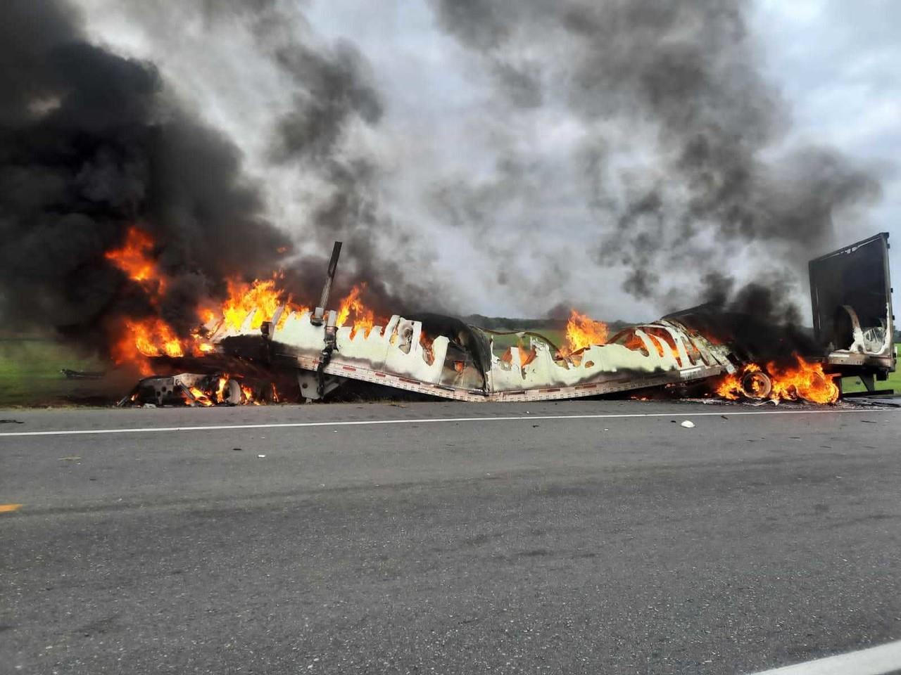 13 muertes deja accidente entre un tráiler y un vehículo tipo van. Fotos. Cortesía