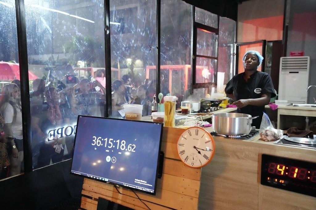 La chef Hilda Baci establece un nuevo récord mundial Guinness del maratón de cocina más largo del mundo, el sábado 13 de mayo de 2023, en Lagos, Nigeria. (AP Foto/Sunday Alamba)