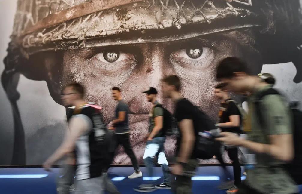 Visitantes pasan frente a un anuncio del videojuego Call of Duty en Colonia, Alemania. (Archivo). (AP Foto/Martin Meissner, Archivo)