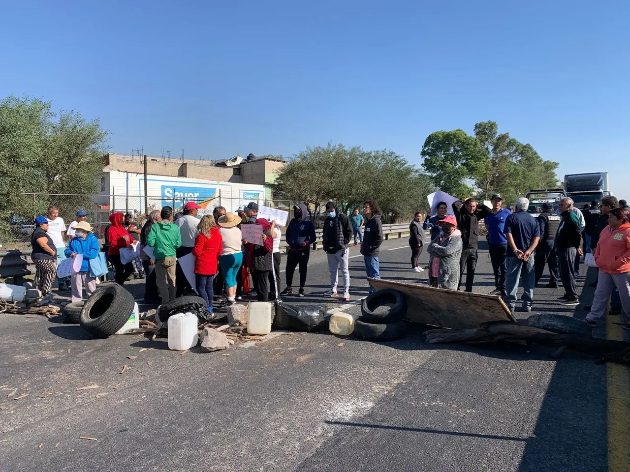 Los vecinos señalan que han metido oficios al gobierno municipal para que lo reparen pero no han echo caso a sus peticiones por ello deciden bloquear la vía. Foto: Israel Lorenzana.