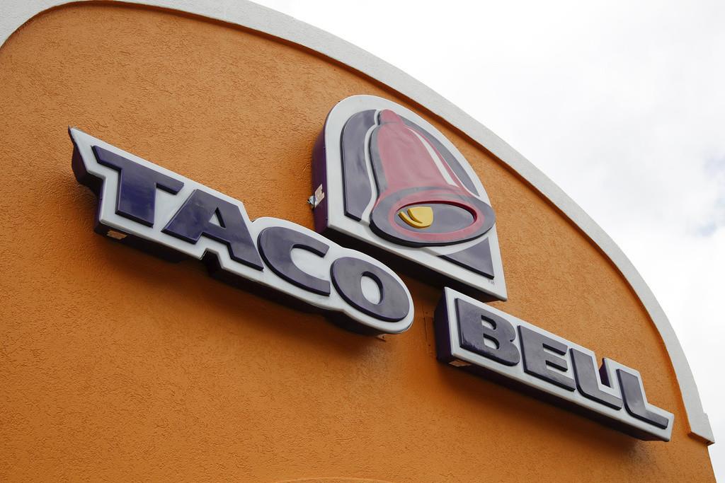 Un letrero fuera de una sucursal de Taco Bell, el 23 de mayo de 2014, en Mount Lebanon, Pensilvania. (AP Foto/Gene J. Puskar, Archivo)