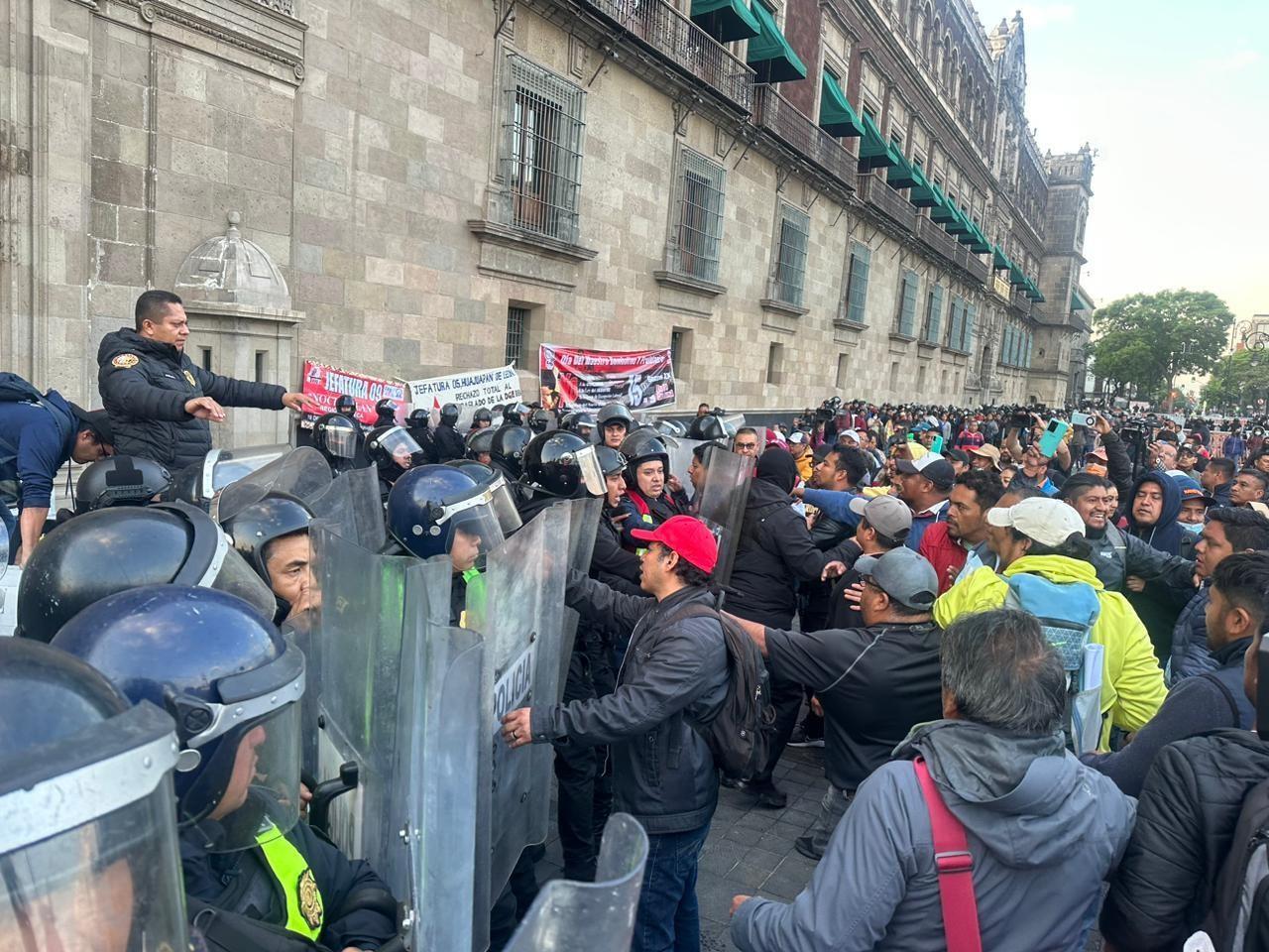 Con violencia, miembros del CNTE derribaron valla de Palacio Nacional. Foto: cortesía