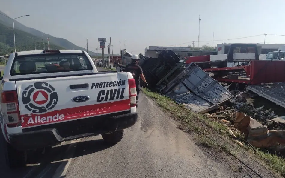 Al lugar llegaron elementos de Protección Civil de Allende y estatales para alejar riesgo donde realizaron un acordonamiento incluso para evitar que siguiera la rapiña. Foto: Raymundo Elizalde.