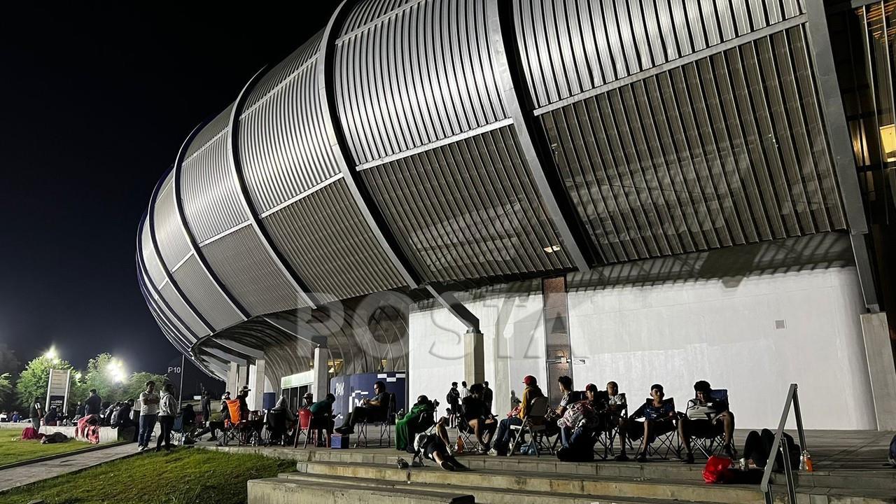 Entre la inconformidad de los asistentes está la de un grupo de al menos 30 jóvenes que llegaron poco antes que acabara el martes a realizar una fila alterna sin importar que se llevaba un orden. Foto: Raymundo Elizalde.