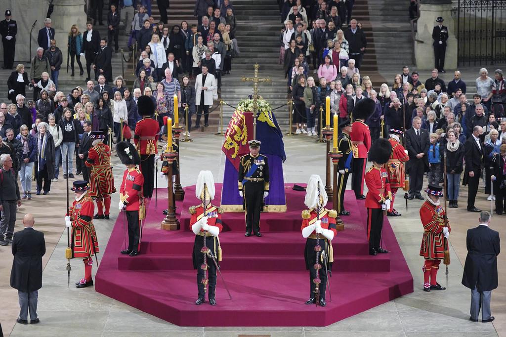 La Familia Real monta guardia durante el funeral de la Reina Isabel II, en Westminster Hall, en el Palacio de Westminster, Londres, el 16 de septiembre de 2022. (Yui Mok/Pool Photo vía AP, archivo)