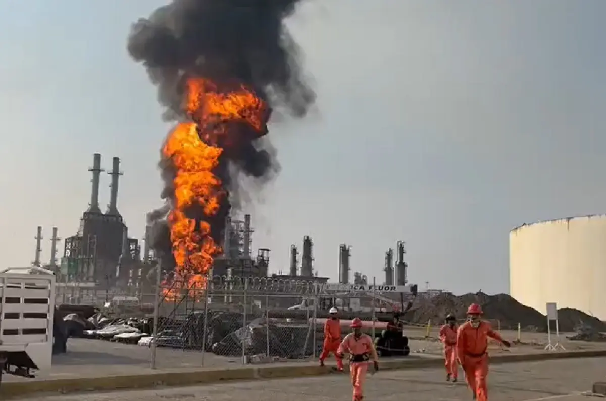 Trabajadores desalojan la refinería  Antonio Dovalía Jaime de Petróleos Mexicanos (PEMEX)  tras incendiarse. Foto: Twitter @Jorge_montiel