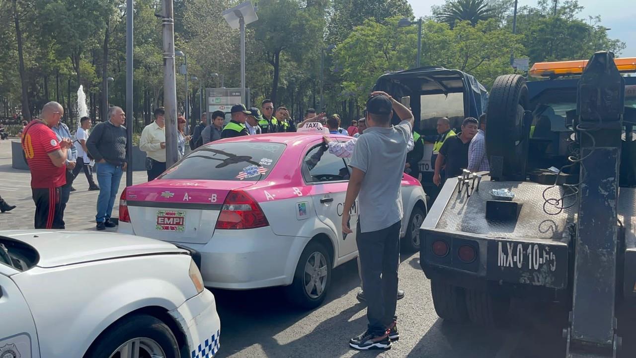 Caos vial en Alameda Central tras infracción a taxi pirata. Foto: Ramón Ramírez