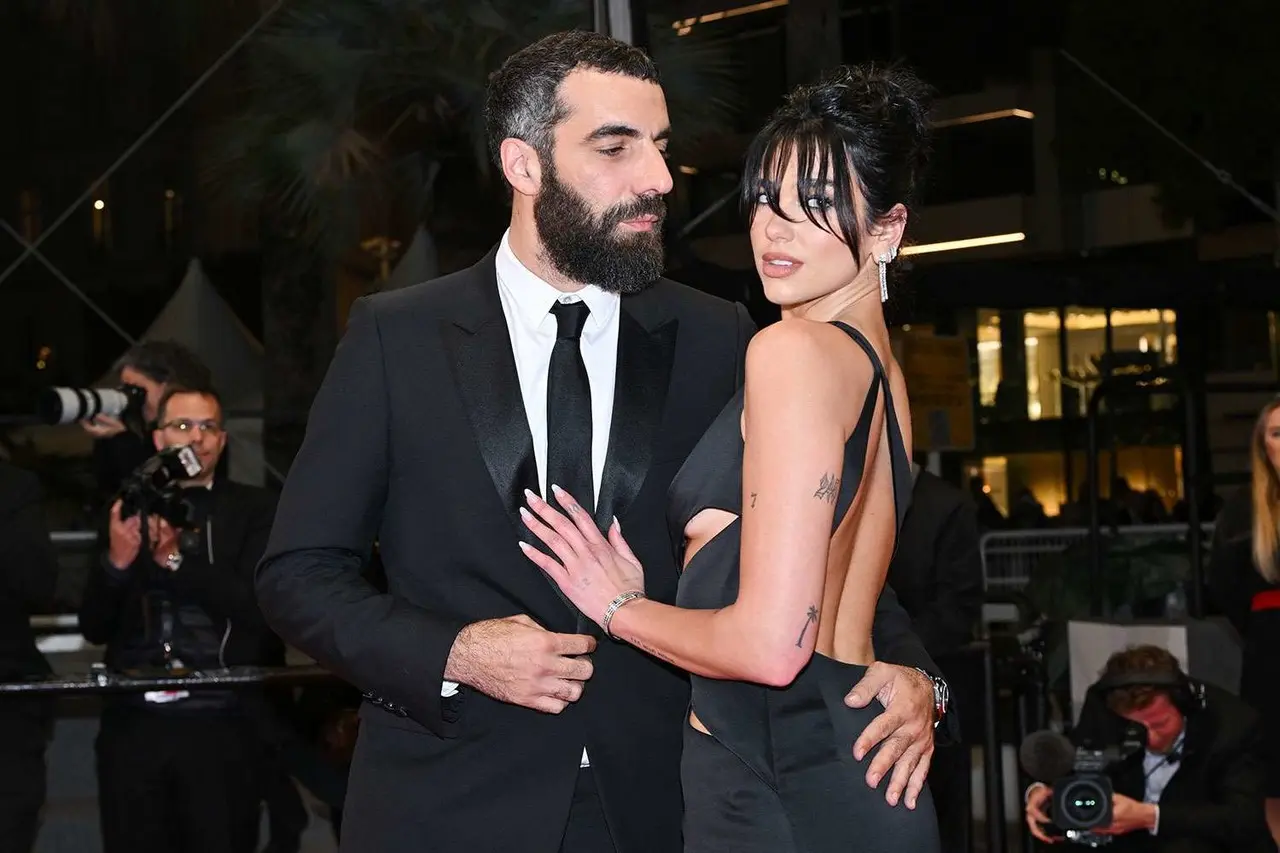 Dua Lipa y Romain Gavras posaron ante las cámaras tras su paso por la alfombra roja en Cannes. Foto. Cortesía