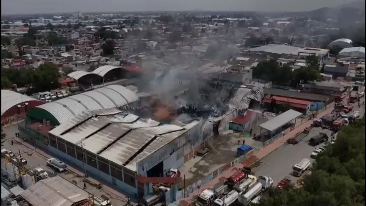 Arde en llamas fábrica de pinturas en Ecatepec. Foto: Captura de pantalla