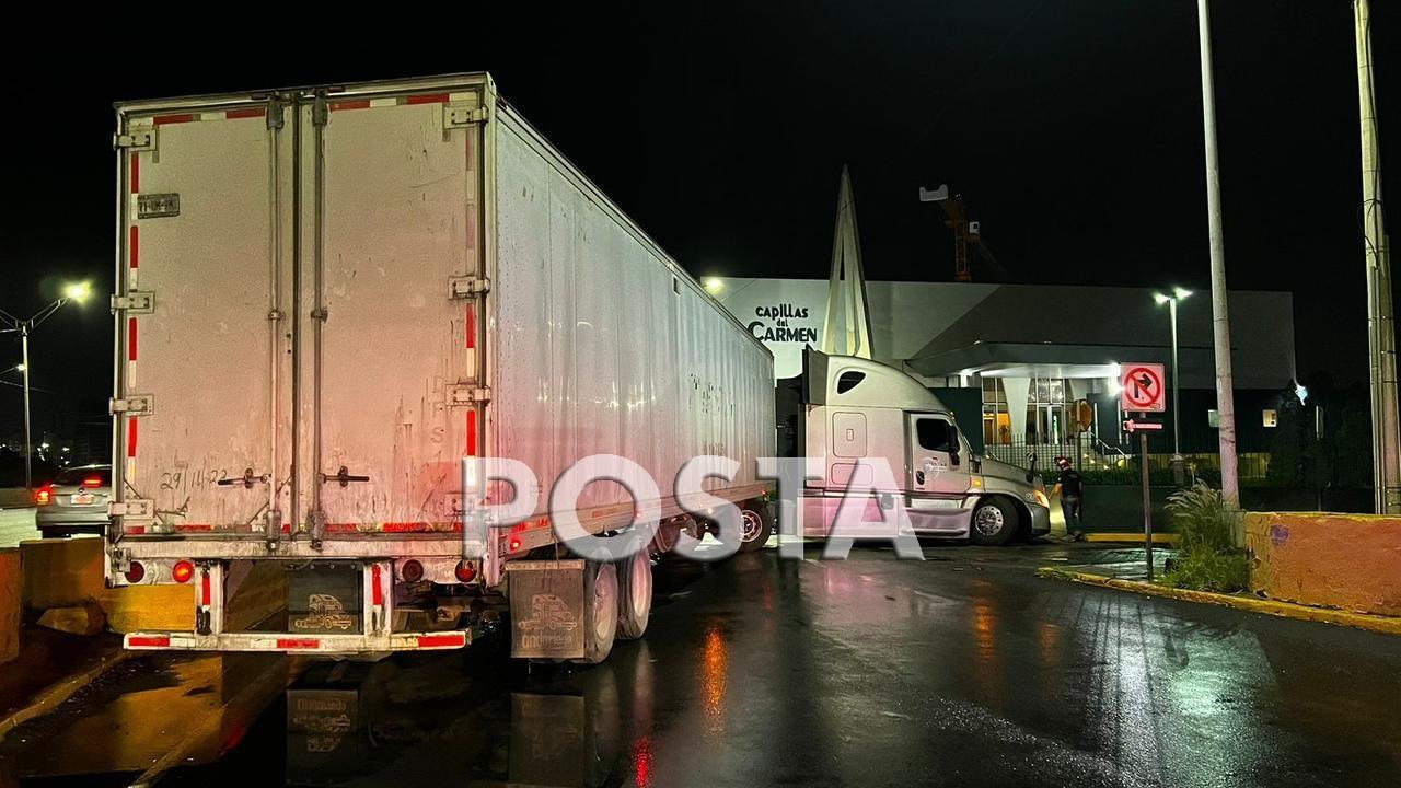 El percance ocurrió a unos 400 metros del cruce con la avenida Venustiano Carranza. Foto: Raymundo Elizalde.