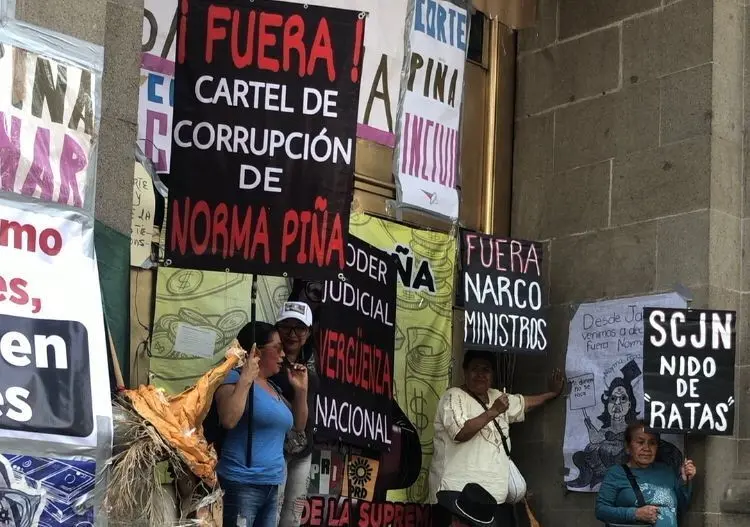 Cientos de personas se congregaron frente a la sede de la SCJN para exigir la renuncia de los magistrados. Foto: Miguel Hernández