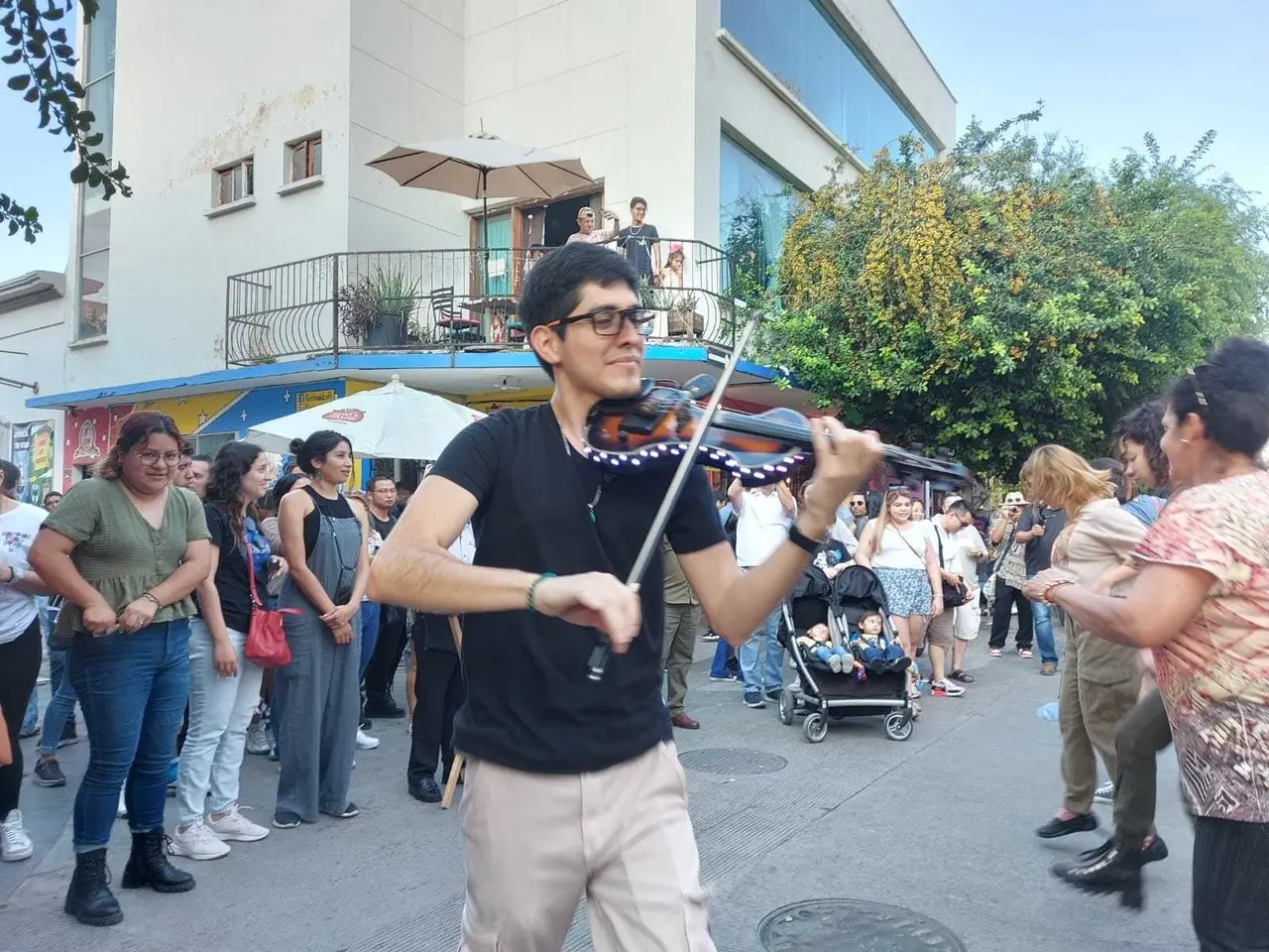 Aetos puso a bailar a los visitantes de Barrio Antiguo al son de canciones como El Payaso del Rodeo. Foto. Pablo González