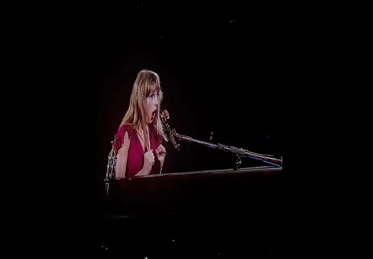 ¿Playback? Piano se toca solo y da tremenda sorpresa a Taylor Swift