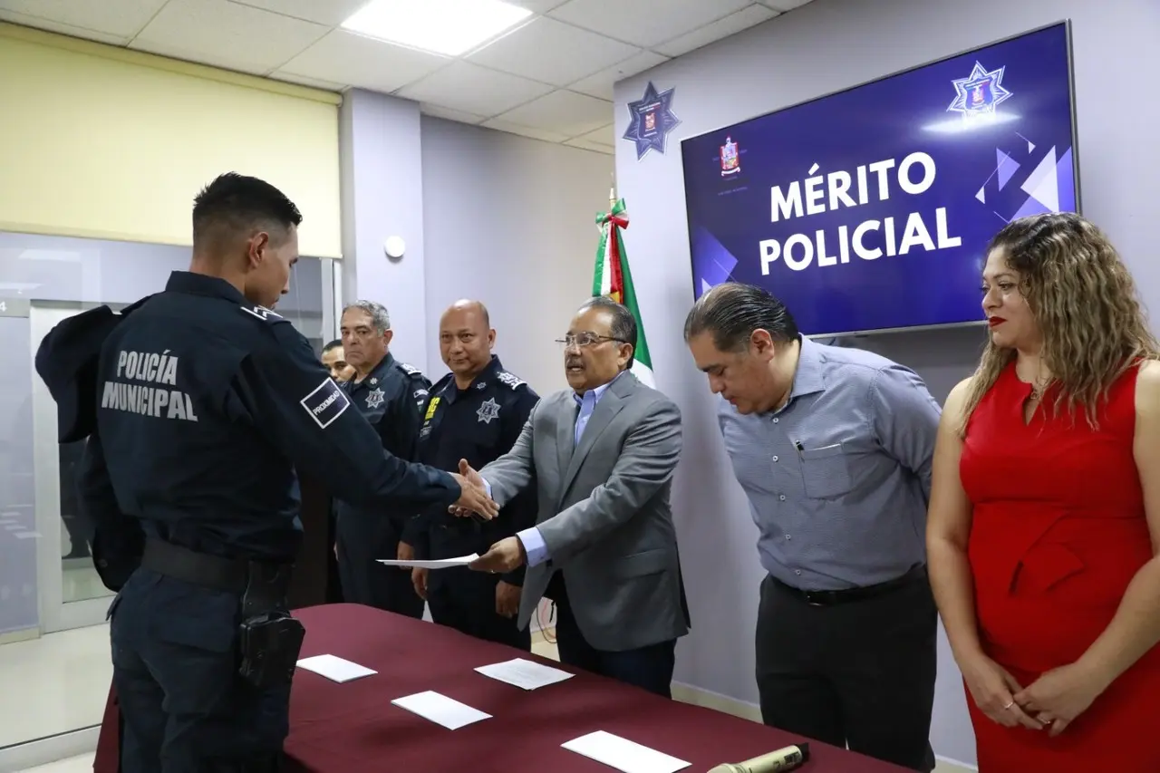 Policías municipales de Escobedo reciben bono al Mérito Policial