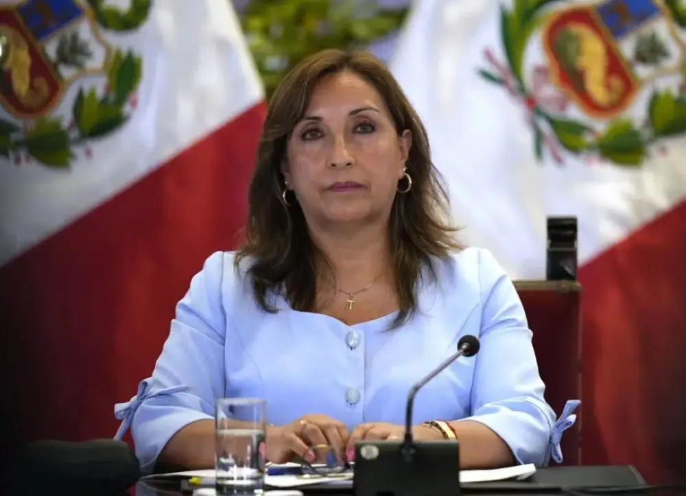 La presidenta peruana Dina Boluarte fue citada por la fiscalía para declarar en una investigación por los presuntos delitos  cometidos durante las protestas antigubernamentales. (AP Foto/Martín Mejía, Archivo)