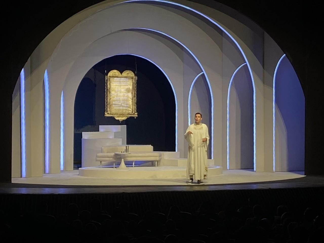 Horacio Villalobos encarna a Dios en esta puesta en escena que se presentó anoche con dos funciones en el Teatro de la Ciudad. Fotos. Arturo González