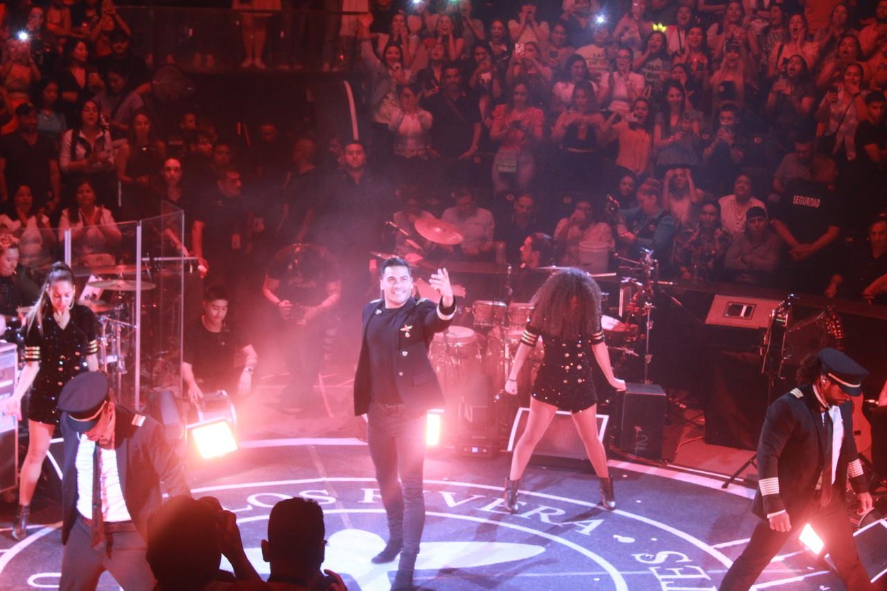 Carlos Rivera mantuvo ese poder y entrega hacia el público sobre el escenario durante las poco más de dos horas que duró el concierto. Foto. Cortesía Antonio Escobar